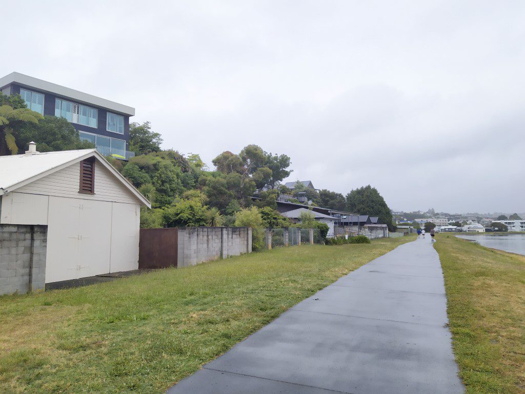 Strolling from Millennium Manuel Hotel Taupo to Taupo Mini Golf along Lake Taupo