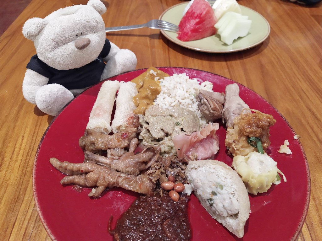 DoubleTree Hilton Johor Bahru Makan Kitchen Breakfast Review - What 2bearbear Had (A little bit of everything including chicken feet!)
