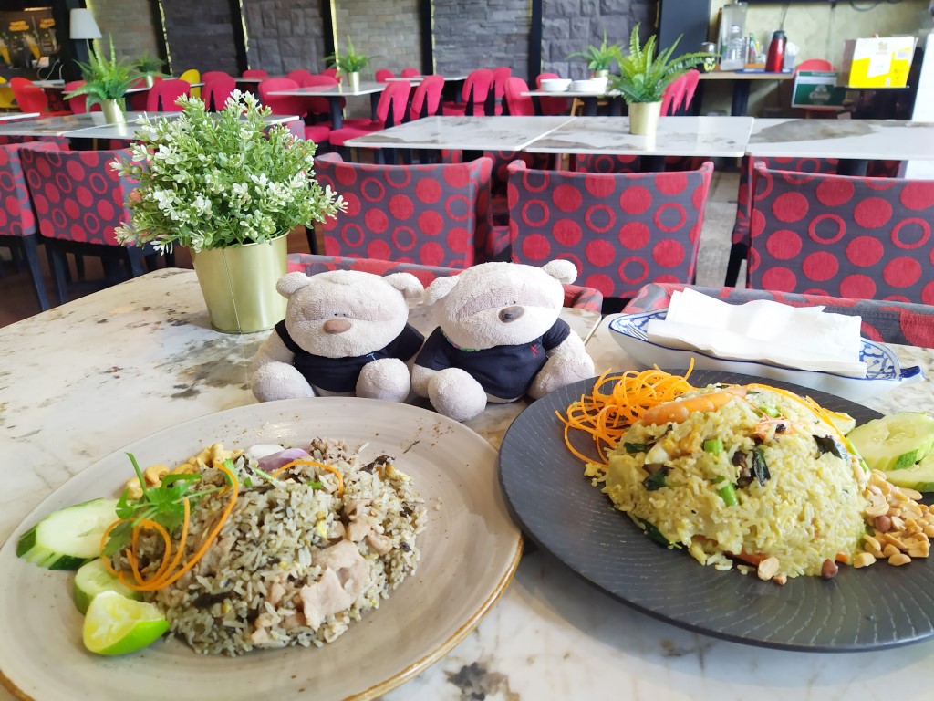 2bearbear enjoying 1-for-1 fried rice deals at Gin Khao Bistro Quayside Isle Sentosa