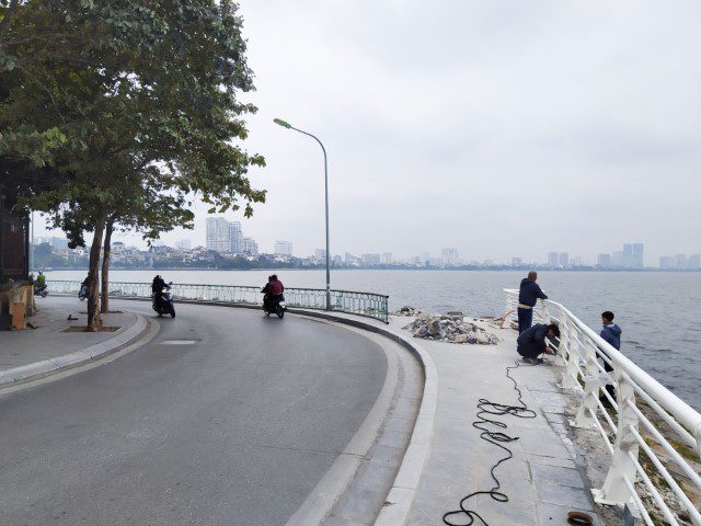 Paths that suddenly become very narrow around Ho Tay Lake Hanoi