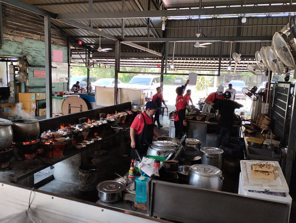 Kiang Kee Bak Kut Teh (强记肉骨茶) Bak Kut Teh being made over hot charcoal