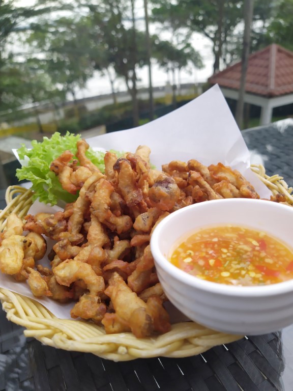 Trunk 95 at Bay Seaside Thai Cuisine Punggol Settlement Review - Fried Shimeiji Mushroom ($9)