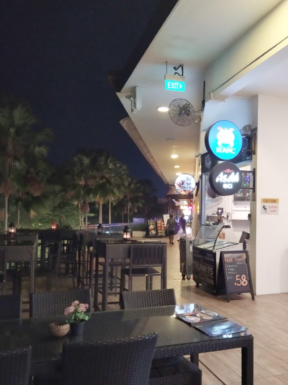 Ambience of Trunk 95 at Bay Seaside Thai Cuisine Punggol Settlement in the Evenings