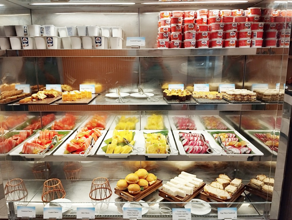 Travel Club Lounge KLIA Terminal 2 (Sector 6 Satellite Building) Review - Fruits, Sandwiches, Yoghurt and Desserts
