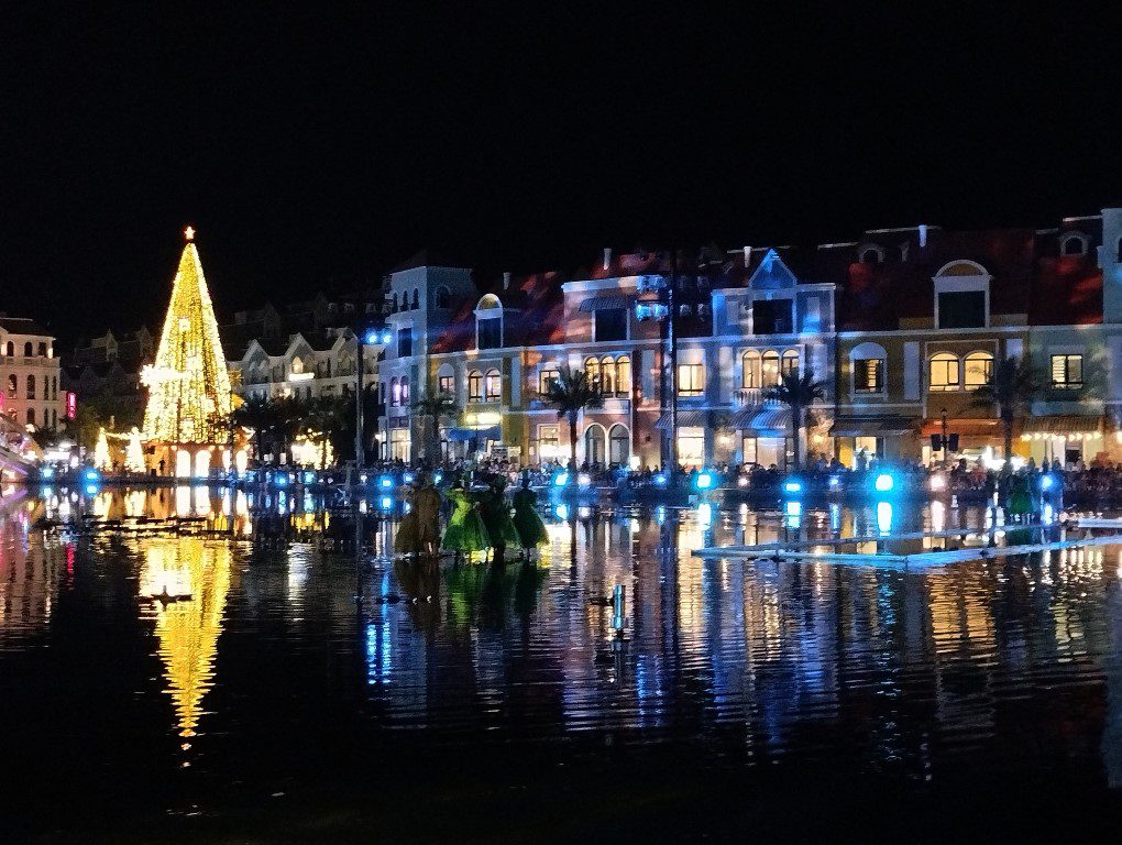 Restaurants along the Venice River with great views of the Colourful Venice Show in Grand World Phu Quoc