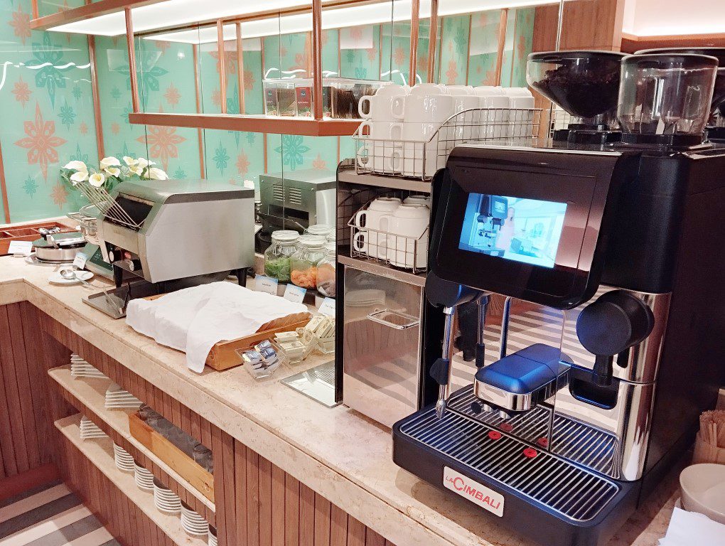 Travel Club Lounge KLIA Terminal 2 Gate L8 Review - Coffee Machine Breads and Soup