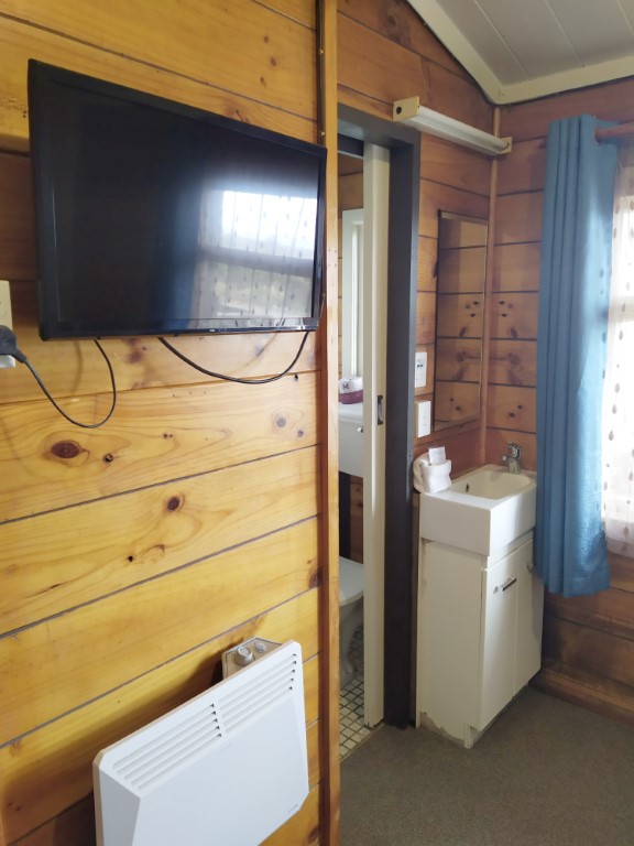 TV and ensuite bathroom in Standard Queen Room Skotel Alpine Resort