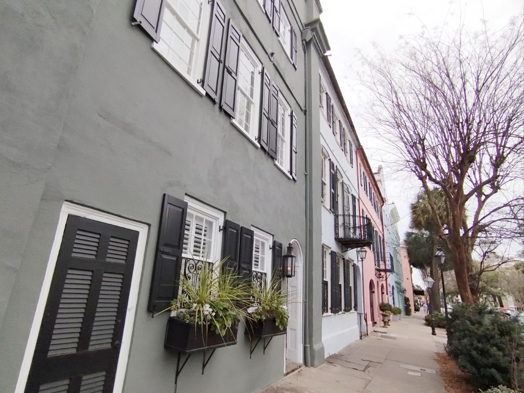 Charleston Architectures with nice pastel colours